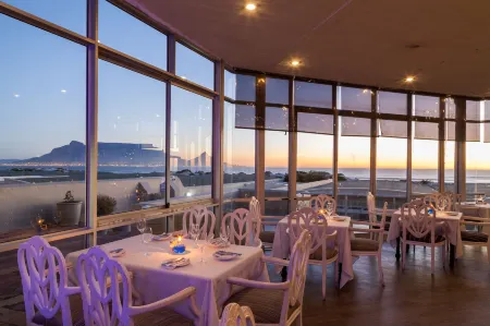 Dolphin Beach Hotel Self Catering Apartments Отели в г. Блубергстранд