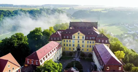 BioHotel Schloss Kirchberg Отели в г. Крайльсхайм