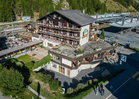 Hotel Taescherhof Отели в г. Теш