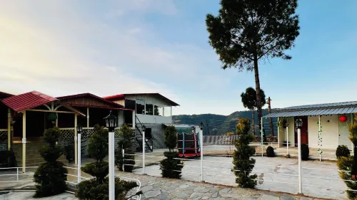 The Chail Heights Hotel and Resort فنادق في Jola