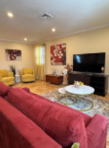 Charming Urban3-bedroom  apartment in Hempstead with WiFi and AC Hotels in Hempstead