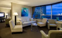 Chateau Lacombe Hotel - bar