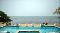 Sand Castle Vista - Spacious 4-Bed Villa in Placencia Village w Pool -  case vacanza in affitto