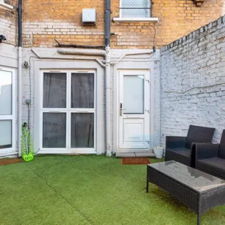 Flat - Sleeps 2 & Parking
