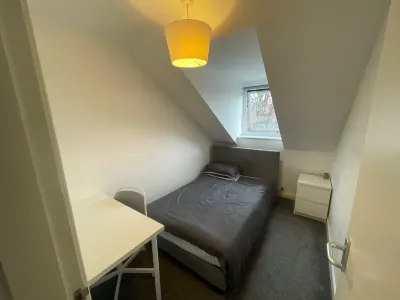 Stylish Two Bedroom Apartment in Leeds Hotels in Брамхоп