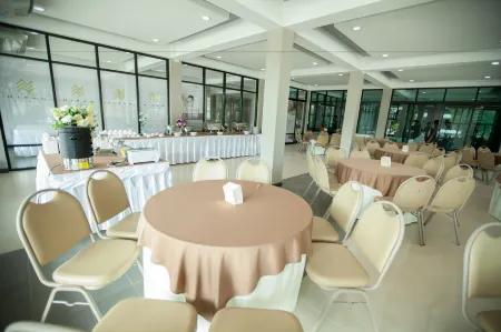 MaiHom Villa Отели рядом с достопримечательностью «Chao Por Chao Mae Na Pha Shrine»