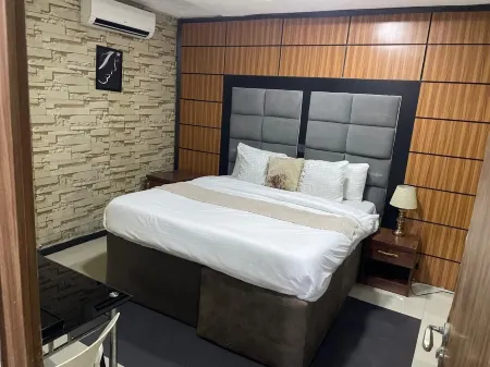 BRICK ROCK HOTEL AND SUITES