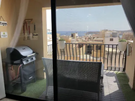 Sea View 2 Bed Apartment Close to Beach