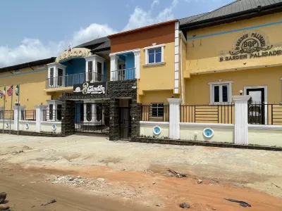 B ガーデン パリセーズ ラゴス・ステート・ユニバーシティ・オブ・サイエンス・アンド・テクノロジー周辺のホテル