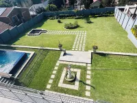 H & H Boutique & Spa - Pools