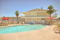 Motel 6 Fresno, CA - Blackstone North - مسبح