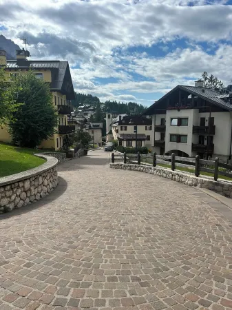 Special Offer ! Top Location with Private Parking Отели рядом с достопримечательностью «Пять Башен»