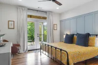 Lake Keowee Luxury. Quiet Cove. Putting Green. Near Clemson. Sleeps 18