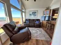 Hot Tub and Amazing Views - Stunning Oceanfront Hideaway