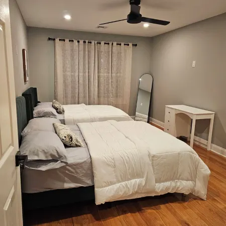 Deluxe Aparment Spacious 3-bedroom apartment with WiFi, AC in nice Elizabeth