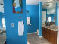 Romantic or family convenient with balcony over conroe lake ideal for fishing