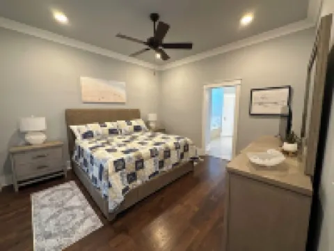 Walk to the Beach, Pool Home, Sleeps 8!