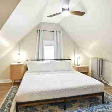 Elegant 7Br 2.5Bath Victorian Gem Sleeps 16+ Rooms