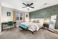 Stylish Houston Getaway - Outdoor Movie Theater, Hot Tub &BBQ Oasis ~ Sleeps 10! Hotels in North Houston