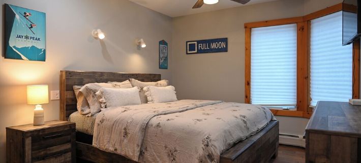 2 Story Condo @ Jay Peak w/ Hot Tub, Short Walk to Amphitheatre ジェイのホテル