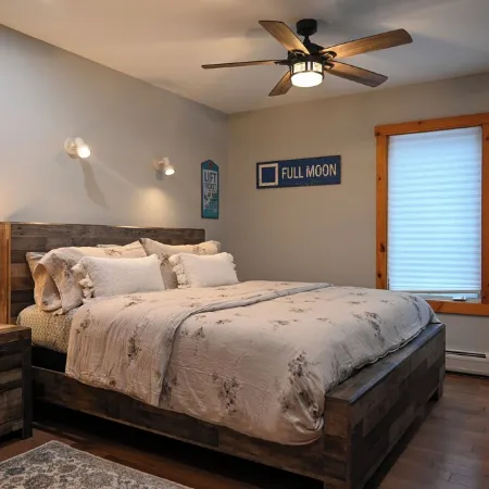 2 Story Condo @ Jay Peak w/ Hot Tub, Short Walk to Amphitheatre