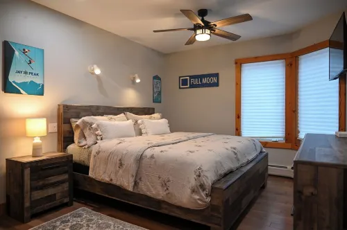 2 Story Condo @ Jay Peak w/ Hot Tub, Short Walk to Amphitheatre - Homestays