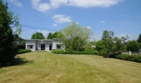 Bungalow in Noiseux with Wood-Fired Hot Tub - parking