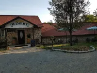 Tuscan manor Hotels in Winona Township