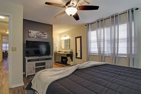 The Space Place: Cosmic-Themed Family Getaway Near Hotspots in Tulsa, Oklahoma!