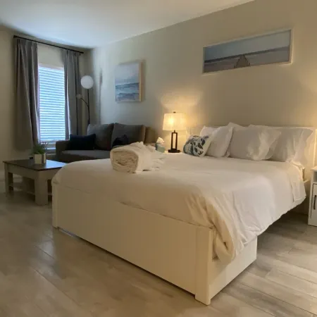 Premier Waterfront Room, Tiki Bar & Grill, Live Music, Pool, Gym, Kitchenette