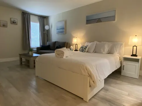 Premier Waterfront Room, Tiki Bar & Grill, Live Music, Pool, Gym, Kitchenette