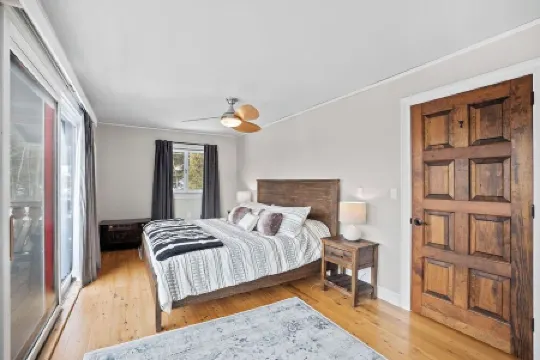 Cozy Private Chalet-Close to Skiing with Hot Tub-Pet Friendly