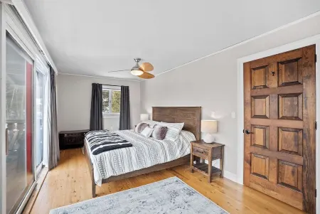 Modern Private Chalet-Close to Skiing, Shopping & Restaurants Отели в г. Бартлетт