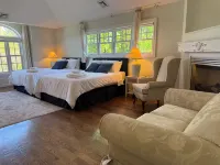 Luxury 6 Br·7 Beds·3.5 BA House in Charming Marblehead & Walkable to the Ocean