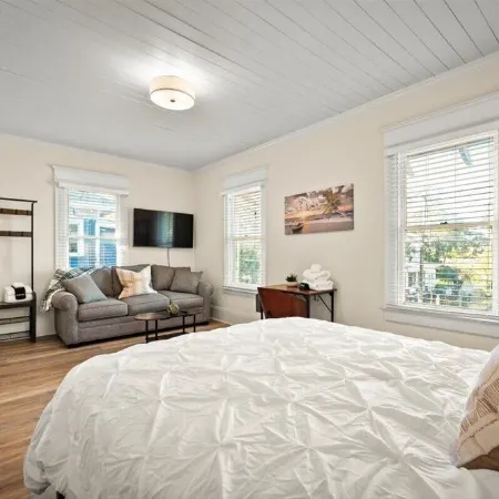 240- History Buff, Sleeps 10, Central Location to Fun, Pet & Family Friendly