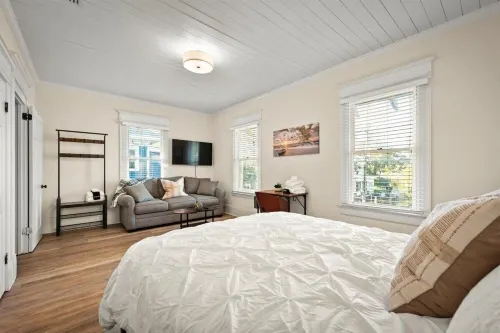 240- Sleeps 10, Centrally Located, Fenced Yard, Pet & Family Friendly