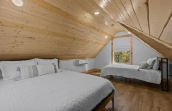 TreeHouse, Hot Tub, Wooded Views, Near Lake