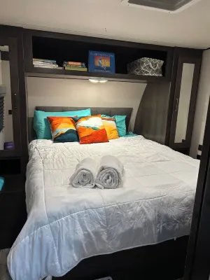 RV in Art District and Close to the Beach! Pool & Hot-Tub & Fenced/Pet-Friendly!