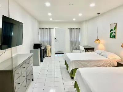 Footsteps to Beach, AC, Fast Wi-Fi, Hot Water Hotels in 