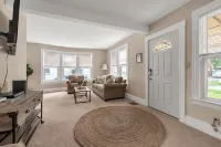 NEWLY REMODLED 3BD Home Walk To ProMedica Hospital