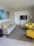 Cozy 2 Bedroom Unit, Just Minutes to the Beach
