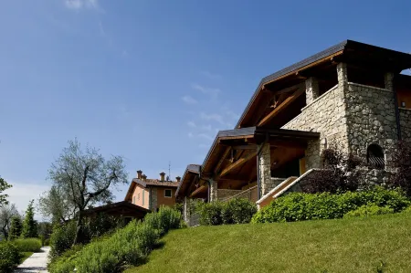 Apartments with pool surrounded by nature Отели рядом с достопримечательностью «Campeggio Maderno Di Avanzi Roberto»