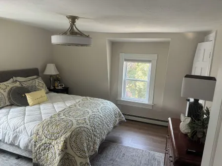 Just Renovated-Spacious 2 Bedroom-Downtown Plymouth-Cozy Get Away