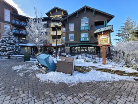 1 bedroom / memory foam sleeper sofa.Sleeps 4. Hot tub,ski locker heated garage
