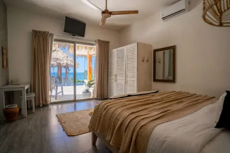 Spacious luxury villa with incredible ocean views, 5 minutes from the beach