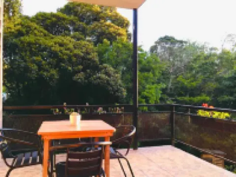 Bright Forest Retreat – 2BR w/ Balcony, Walk to Town, Birds & Wildlife