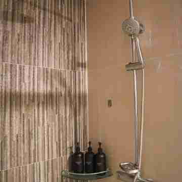 Cozy Modern Condo near Clark Airport Rooms