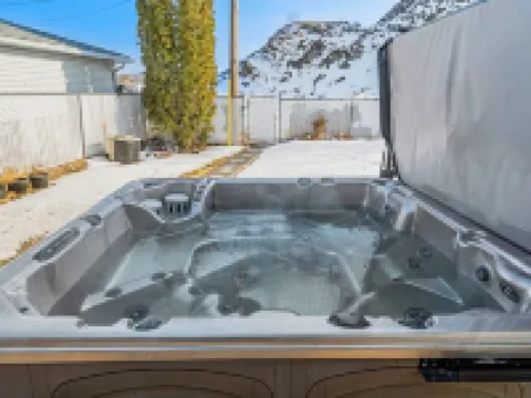 Casa Luz / New Hot Tub / BBQ Hotels in Drumheller