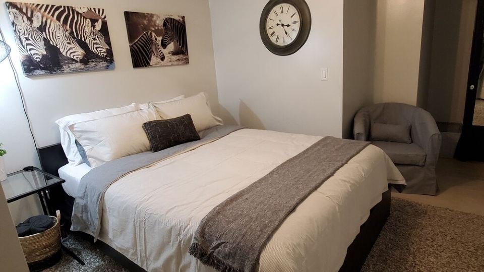 Cozy & Bright 3 Bedroom, 2 Bath Basement Suite