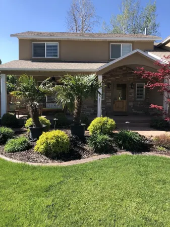 Beachy Home in Provo. Large deck with builtin hot tub, Fire pit, Palapa